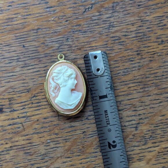 Victorian Cameo Locket Vintage Necklace Pendant Shell Ivory Ornate Gold Oval - Picture 11 of 11